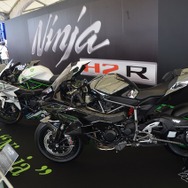 日曜日の午前11時には、カワサキNinja H2Rが4台並ぶ