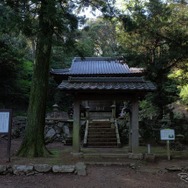 須佐・高山の深部にある宝泉寺。高山（こうやま）は昔は神山と表記されていたらしい。スサノオノミコトが高天原を追放され、朝鮮半島に渡ったものの嫌になって日本に帰ってきたさいに拓いた村が須佐という言い伝えがあり、神山と呼ばれていたのもそれに由来するのだろう。