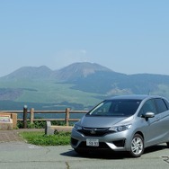 阿蘇の外輪山を越えたところで記念撮影。周囲は至るところにがけ崩れの痕跡が。