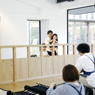 自然を感じられる広々とした庭からは、ひとつひとつ丁寧に作業する職人たちのようすを自由に見学できる