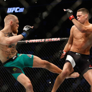 コナー・マクレガー（左）がUFC202でネイト・ディアスが対戦（2016年8月20日）