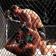 コナー・マクレガー（下）がUFC202でネイト・ディアスが対戦（2016年8月20日）