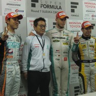 左から2位石浦、優勝の舘監督&ロッテラー、3位可夢偉。