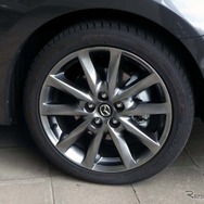 Lパッケージに標準装備される225/45R18のタイヤ