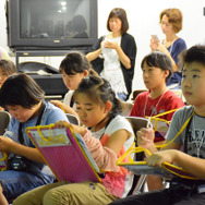 まるで本物の記者　＜撮影：宮崎紘輔＞