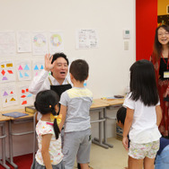 イベント終了後、金柿さんとハイタッチする子どもたち（撮影：市原達也）