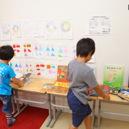 絵本を選ぶ子どもたち（撮影：市原達也）