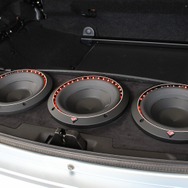 ラゲッジ後端に一列に並んだ８インチサブウーファー３発。他ではなかなか見られないデザインもアピール度満点だ。
