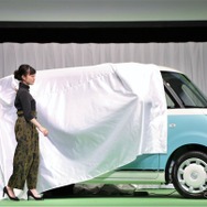 牛窪恵（向かって左）と高畑充希によるアンベール