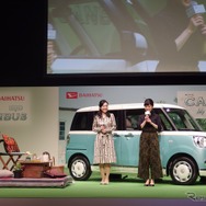 高畑充希（向かって右）と牛窪恵