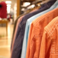 小売店では問屋を回り、商品を探し求めるコストを抑える傾向にある