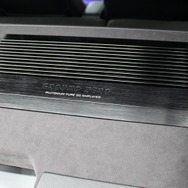 ラゲッジの上段に設置されるパワーアンプ。ボードにビルトインする形状で周囲とツライチでデザインされているのがわかる。