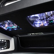 パワーアンプの裏側はアクリルを使ったシースルー構造。ボードの裏側も抜いて車内側から見るとこのような状態になっている。