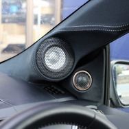 ピラーのデザインで見どころなのはステッチ使い。ミッドレンジを巻き込むようにステッチを配置しスピーカーの存在感を強調する。