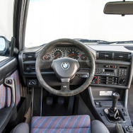 「M3 SPORTS EVOLUTION」（1990）伝説の「E30型M3」のファイナルモデルであり、1986年、最大のライバルである、メルセデス「190E 2.3-16」とDTM（ドイツ・ツーリング選手権）で火花を散らした。2.5リットル直列4気筒DOHCエンジン最高馬力 238ps0-100km/h 加速　6.5秒