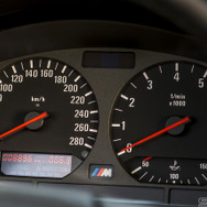 「M3 GT」（1995）「E36」をベースに登場、356台の限定車で、専用のフロント＆リアスポイラーを装着、ブリティッシュ・レーシング・グリーンカラーが印象的なモデルだ。3リットル直列6気筒DOHCエンジン最高馬力 295ps
