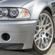 「M3 CSL」（2003）「E46」をベースにした3代目だ。6速SMGIIを採用し、カーボン素材のボディは大幅に軽量化され、M3は次のステージへ。3.2リットル直列6気筒DOHCエンジン最高馬力 360ps