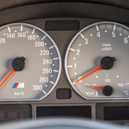 「M3 CSL」（2003）「E46」をベースにした3代目だ。6速SMGIIを採用し、カーボン素材のボディは大幅に軽量化され、M3は次のステージへ。3.2リットル直列6気筒DOHCエンジン最高馬力 360ps