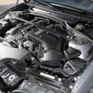 「M3 CSL」（2003）「E46」をベースにした3代目だ。6速SMGIIを採用し、カーボン素材のボディは大幅に軽量化され、M3は次のステージへ。3.2リットル直列6気筒DOHCエンジン最高馬力 360ps