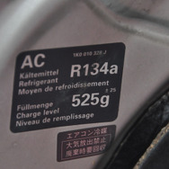 このクルマの場合にはボンネットにエアコンガスに関するシールは貼ってあった
