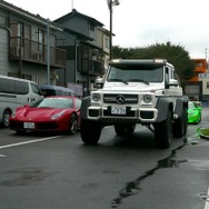 メルセデスベンツ G63 AMG 6×6（向かって右）