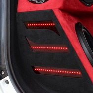 ボード後面の下部にはスリットを設けてLEDイルミをビルトイン。ユニット設置のない部分にもカスタム処理が加えられている。