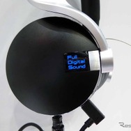 電源ONでFDSのロゴマークが淡く光る「ZH700FF」