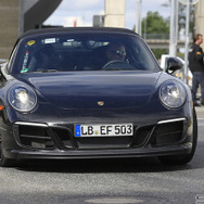 911GTS カブリオレ次期型新型911カレラのハイスペックモデルとなる、「GTS」のカブリオレバージョンを初公開。ヘッドライト、エンジンフード、バンパー、テールライトなど細部がリフレッシュされた改良新型は、ダウンサイジングされる3リットルボクサー6ターボエンジンを搭載し、現行モデルより高いパフォーマンスが期待されている。
