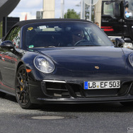 911GTS カブリオレ次期型新型911カレラのハイスペックモデルとなる、「GTS」のカブリオレバージョンを初公開。ヘッドライト、エンジンフード、バンパー、テールライトなど細部がリフレッシュされた改良新型は、ダウンサイジングされる3リットルボクサー6ターボエンジンを搭載し、現行モデルより高いパフォーマンスが期待されている。