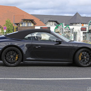 911GTS カブリオレ次期型新型911カレラのハイスペックモデルとなる、「GTS」のカブリオレバージョンを初公開。ヘッドライト、エンジンフード、バンパー、テールライトなど細部がリフレッシュされた改良新型は、ダウンサイジングされる3リットルボクサー6ターボエンジンを搭載し、現行モデルより高いパフォーマンスが期待されている。