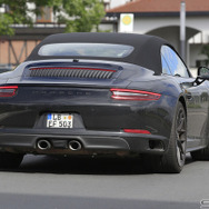 911GTS カブリオレ次期型新型911カレラのハイスペックモデルとなる、「GTS」のカブリオレバージョンを初公開。ヘッドライト、エンジンフード、バンパー、テールライトなど細部がリフレッシュされた改良新型は、ダウンサイジングされる3リットルボクサー6ターボエンジンを搭載し、現行モデルより高いパフォーマンスが期待されている。
