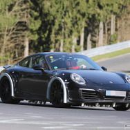 911カレラ次世代型2018年後半に登場すると噂される「911」次世代型は、トレッドが拡大されると思われる。パワートレインには、新開発の3リットルボクサー6ターボエンジンの他、プラグインハイブリッドモデルがラインナップされる可能性も高い。