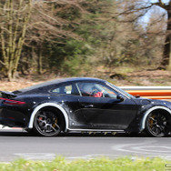 911カレラ次世代型2018年後半に登場すると噂される「911」次世代型は、トレッドが拡大されると思われる。パワートレインには、新開発の3リットルボクサー6ターボエンジンの他、プラグインハイブリッドモデルがラインナップされる可能性も高い。