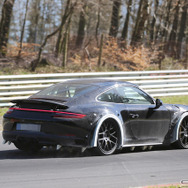 911カレラ次世代型2018年後半に登場すると噂される「911」次世代型は、トレッドが拡大されると思われる。パワートレインには、新開発の3リットルボクサー6ターボエンジンの他、プラグインハイブリッドモデルがラインナップされる可能性も高い。