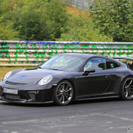 911 GT3改良新型 市販モデル「911」のハイパフォーマンスの一つ、「911GT3」改良新型の市販モデル。ポルシェ特有の化もラインナップが施されたボディの下には、最高馬力475ps/8250rmpを叩き出す、3.8リットルNAフラット6が搭載されている。この新型では、廃止されていた、MTモデルが復活する。