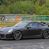 911 GT3改良新型 市販モデル「911」のハイパフォーマンスの一つ、「911GT3」改良新型の市販モデル。ポルシェ特有の化もラインナップが施されたボディの下には、最高馬力475ps/8250rmpを叩き出す、3.8リットルNAフラット6が搭載されている。この新型では、廃止されていた、MTモデルが復活する。