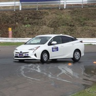 ウェットテスト。下りの左コーナー出口。イン側のコーンをはずさずにトレースしている