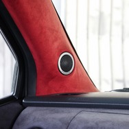 Ａピラーも赤の人工スエードを使って張り替え処理を施す。インテリアは赤と黒をテーマカラーに隅々まで統一されている。
