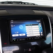 CDヘッドとして使っているのがクラリオンのナビ。HIP-HOPの音源はiPadに収録し、プロセッサーに対しブルートゥース接続する。