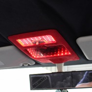 LEDの加工も多くをハンドメイドでこなす。ルームミラー部分にもLEDを使った加工を施し、コクピットのカスタム度を高めた。