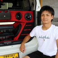 自身のラッキーカラーである赤を主体としたカスタムを実践する笠原さん。オーディオとカスタムの両面のレベルアップを目指す。