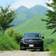 未舗装路のアンジュレーションに対し、GLS350dのサスペンションはしなやかな動きを見せた。