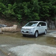 国道352号線の路上を融雪水が流れる。俗に言う“洗い越し”だ。