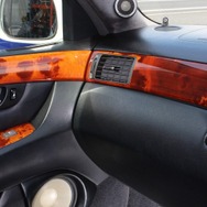 ドア純正位置とAピラーというスタンダードな取り付けを実施したフロントスピーカーだが、精度の高い取り付けで高音質を引き出す。