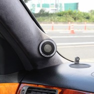 Aピラーへのトゥイーターのインストールはシンプルそのもの。コクピットの上質なイメージを崩すことなく音質を追求した。