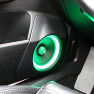 LEDによりイルミを投入したドアアウターバッフル。グリーンのイルミはラゲッジと同じものを利用、インテリアの統一感を引き出す。