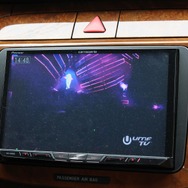 2DINスペースを部分的に加工して取り付けることに成功したサイバーナビ。映像などを楽しむのはこちら。