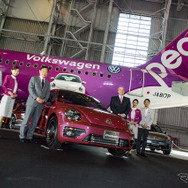 VWのティル・シェア代表取締役（右）とピーチの井上慎一代表取締役、そしてピーチCAのみなさん