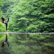 自宅でヨガができるレッスンサイト「+RoomYOGA」オープン