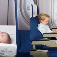 （左）ベッド機能イメージ　（右）足も伸ばせる　子ども用ライドオンスーツケースJetKids BedBox